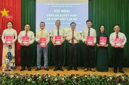 Giám đốc Sở Dân Tộc và Tôn giáo TP.HCM Nguyễn Văn Đồng trao quyết định bổ nhiệm các trưởng phòng